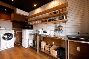 una cucina con lavatrice e lavatrice di Fu - Vacation STAY 57381v a Kobe