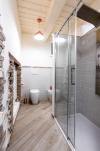a bathroom with a glass shower and a toilet at Casa Tarducci in Urbania