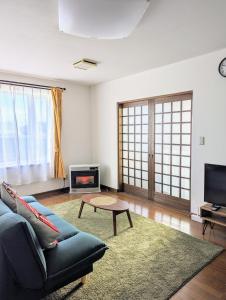 a living room with a couch and a tv at cheer house - Vacation STAY 59869v in Shikyū