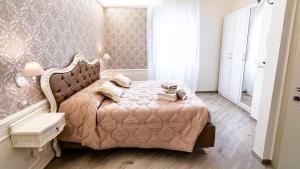 a bedroom with a bed with a pink comforter at Casa Tarducci in Urbania