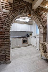 an archway in a kitchen with a stone wall at Casa Tarducci in Urbania