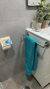 łazienka z niebieskim ręcznikiem wiszącym na zlewie w obiekcie Apartamento PREMIUM La Biznaga w Maladze +37 zdjęć