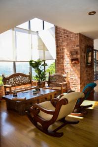 sala de estar con mesa, sillas y ventanas en Rancho Grande, en Silvania