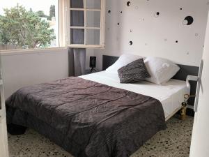 מיטה או מיטות בחדר ב-Chambre double avec piscine proche de Perpignan