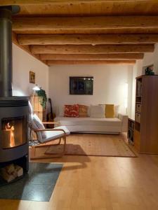 uma sala de estar com um sofá e uma lareira em Rustico Valgrazia em Molare