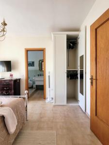 - une chambre avec un lit et une salle de bains dans l'établissement Porta Pompei & Sorrento Coast, à Castellammare di Stabia