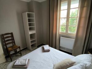 เตียงในห้องที่ Chambre double avec piscine proche de Perpignan