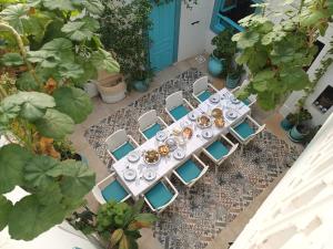 una vista aérea de una mesa y sillas en un jardín en Dar Evelyne, en Mahdia
