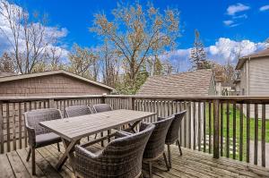 Balkón nebo terasa v ubytování 6 Bedroom Executive Cottage near Innisfil Beach Park