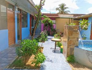 un patio de una casa con una fuente en KORYARES HAUS-TAMBOPATA, en Puerto Maldonado