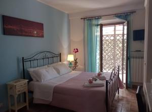 雷卡納蒂的住宿－Cascina del Poeta，一间卧室设有一张大床和一个窗户。