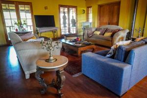 a living room with two couches and a table at ENTRE VIÑAS in Santa Cruz