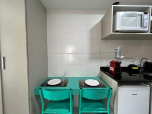 聖保羅的住宿－MH 50402 - Lindo Studio Expo CN WF/AC/VG，一个带绿色桌子和两把椅子的小厨房