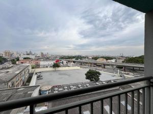 uma vista para um parque de estacionamento a partir de uma varanda em MH 50402 - Lindo Studio Expo CN WF/AC/VG em São Paulo