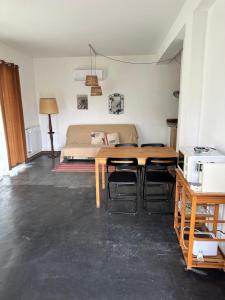 - un salon avec une table et un canapé dans l'établissement Monte das Mariolas, à Castelo de Vide