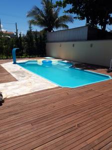 a small blue swimming pool with a wooden deck at PARAISO FAMILIAR- Piscina- Pontal do Sul - PR in Pontal do Paraná