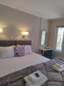 1 dormitorio con 1 cama grande y toallas. en Villa Katerina en La Canea