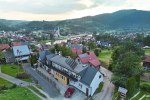 une vue aérienne sur une petite ville avec une maison dans l'établissement Pokoje u Hryców, à Krościenko nad Dunajcem