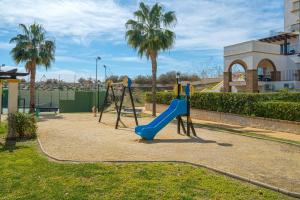 un parque infantil con un tobogán azul en Colino, en Vera