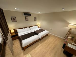 een slaapkamer met een groot bed in een kamer bij Marron Serviced Studios and Rooms in Caïro