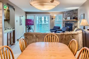 Posezení v ubytování Ponderosa Inn by Okanagan Premier + 12 fotografií