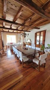 ein Esszimmer mit einem großen Holztisch und Stühlen in der Unterkunft Casa Maca in Mendoza