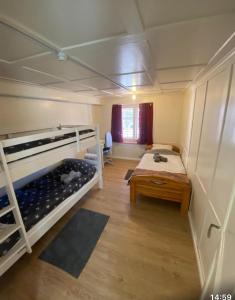 Zimmer mit einem Etagenbett und einem Tisch in der Unterkunft Bom descanso in Ennenda