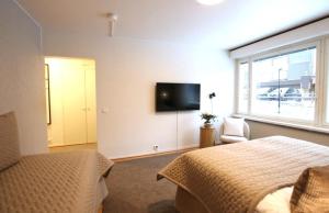 ロヴァニエミにあるSanta's apartment 2のベッドルーム1室(ベッド1台、壁掛けテレビ付)