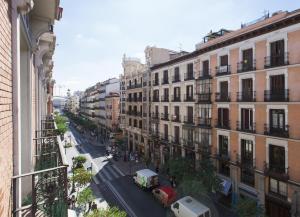 uma vista para uma rua da cidade com edifícios em Aspasios Calle Mayor Apartments em Madri