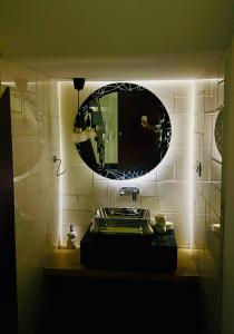 La salle de bains est pourvue d'un lavabo et d'un miroir. dans l'établissement Villa adora, à Jodhpur