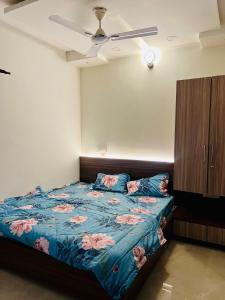 - une chambre avec un lit et un ventilateur de plafond dans l'établissement Villa adora, à Jodhpur