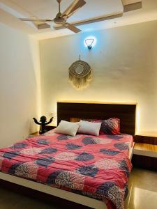 - une chambre avec un lit et un ventilateur de plafond dans l'établissement Villa adora, à Jodhpur