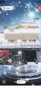 une photo d'un bâtiment avec des décorations de Noël dans l'établissement The Peacock Oasis, à Ozamiz