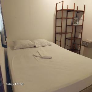Ένα ή περισσότερα κρεβάτια σε δωμάτιο στο Costa Linda Art Hostel