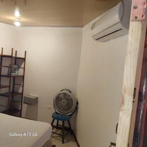 Habitación con ventilador en la esquina de una habitación en Costa Linda Art Hostel en Manuel Antonio