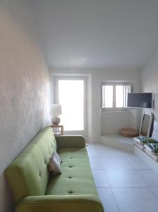 - un salon avec un canapé vert et une fenêtre dans l'établissement Casa Verde, à Cana