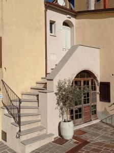 un bâtiment avec des escaliers menant à une porte avec une plante en pot dans l'établissement Casa Verde, à Cana