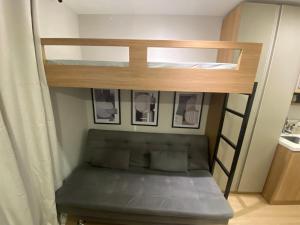 Ce lit superposé se trouve dans une petite chambre. dans l'établissement MV 100 Moderno Apartamento Em Frente Ao Metrô Brás ! - Rua Coronel Mursa, 56 - Bras, à São Paulo 37 autres photos