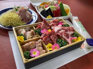 una mesa con tres platos de comida. en R;MOGAMI - Vacation STAY 25467v 