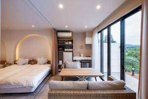 1 Schlafzimmer mit 2 Betten und einem Tisch in der Unterkunft R;MOGAMI - Vacation STAY 25467v 