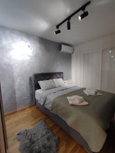 Un pat sau paturi într-o cameră la MoonZE apartman, free parking