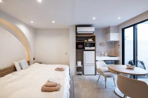 1 dormitorio con cama, mesa y cocina en R;MOGAMI - Vacation STAY 25480v 