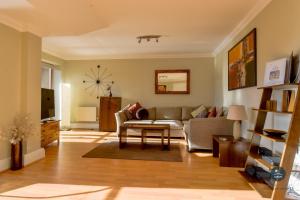 una sala de estar con un sofá y una mesa en Townbridge Penthouse, en Weymouth