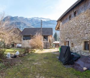 ein Haus mit einem Zelt vor einem Gebäude in der Unterkunft Gite aux 1000 chemins - Apt 50m2 in Saint-Joseph-de-Rivière