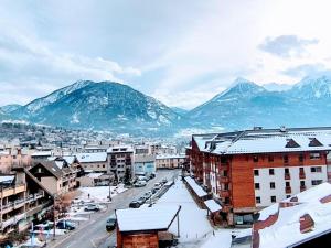 a city with snow covered buildings and mountains in the background at Appartement Briançon, 2 pièces, 6 personnes - FR-1-762-52 in Briançon