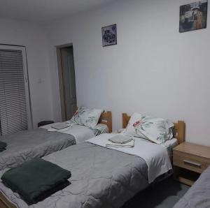 Postel nebo postele na pokoji v ubytování Hostel Yugoslavija 1