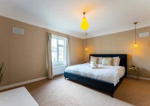 um quarto com uma cama grande e uma janela em Modern & Comfortable Urban Home em Bournemouth