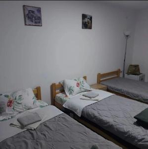 Postel nebo postele na pokoji v ubytování Hostel Yugoslavija 1