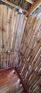 a room with a wall made out of wood at Polvo en el Aire in Santo Domingo