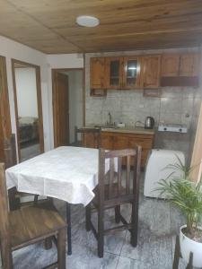 cocina con mesa y sillas en una habitación en Meraki en Guaymallén